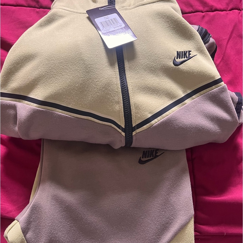 New With Tags Nike Suit size 3x(fits like a large, XLarge)